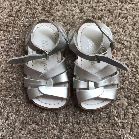 saltwater sandals size 4